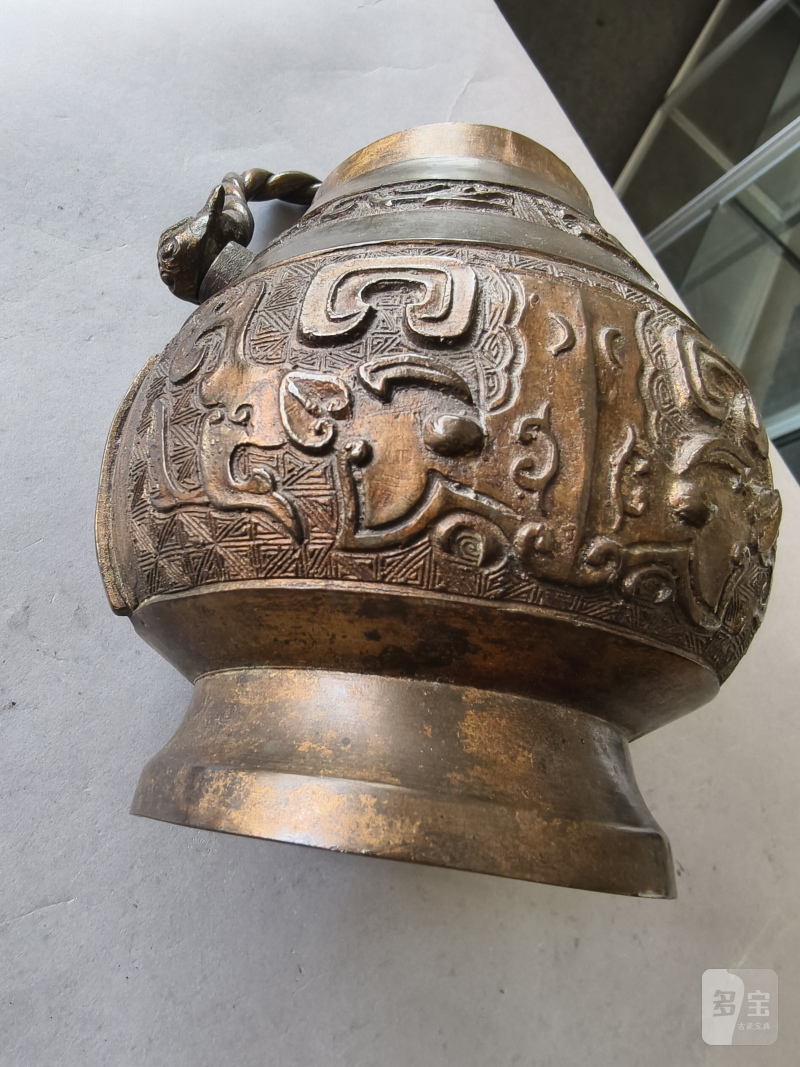 A bronze vessel 'hu' in archaic style with partial gilding - 图8
